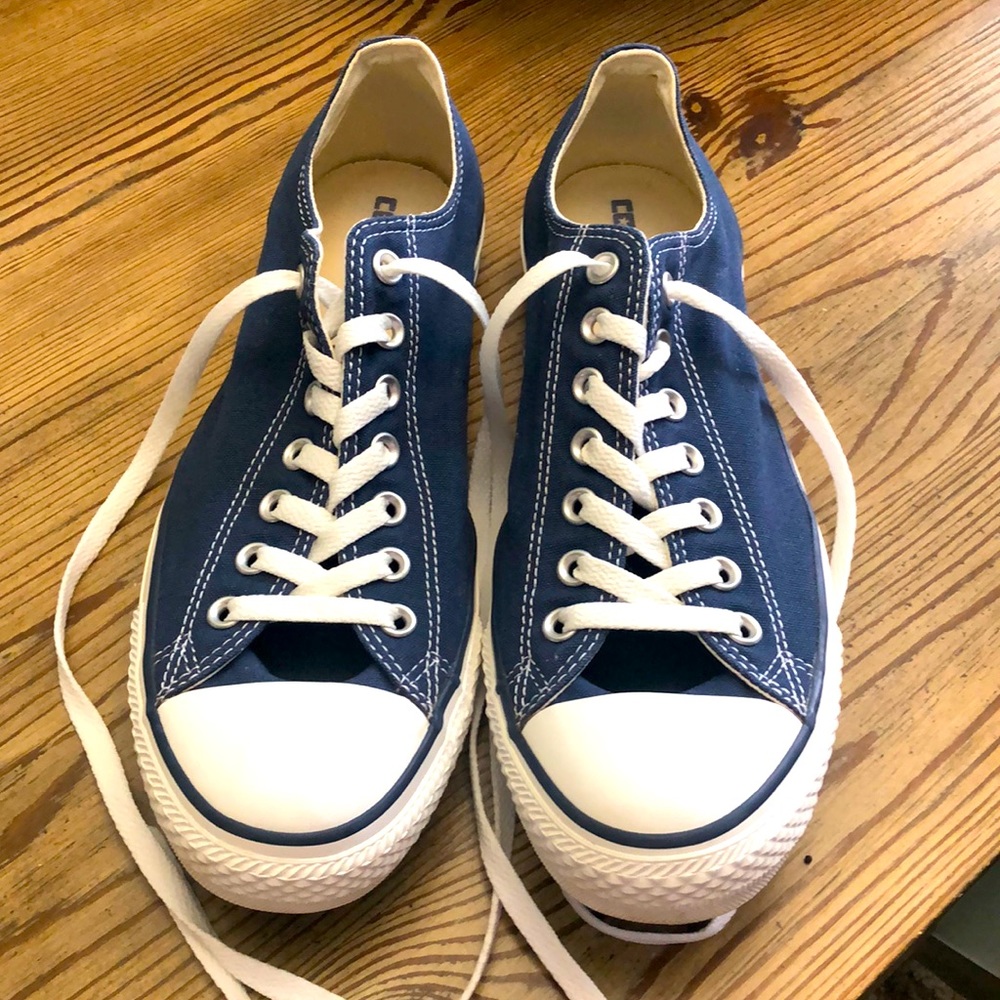 Men’s all star converse sneakers, worn once. Size 10.